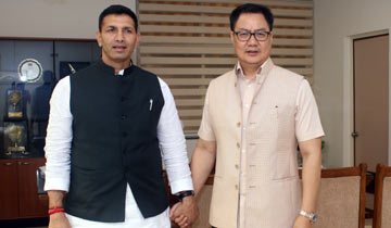 खेल मंत्री श्री जीतू पटवारी ने नई दिल्ली में केन्द्रीय खेल मंत्री श्री किरन रिजिजू से मुलाकात की। संचालक खेल एवं युवा कल्याण डॉ. एस.एल. थाउसेन उपस्थित थे।