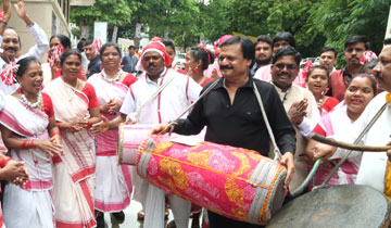 लोक निर्माण मंत्री श्री सज्जन सिंह वर्मा आज भोपाल के रविन्द्र भवन में विश्व आदिवासी दिवस पर हुए समारोह में शामिल हुए।