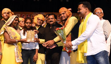 लोक निर्माण मंत्री श्री सज्जन सिंह वर्मा ने आज भोपाल के रविन्द्र भवन में विश्व आदिवासी दिवस पर हुए समारोह में साहित्य एवं कला के क्षेत्र में उत्कृष्ट प्रदर्शन करने वाली विभूतियों को सम्मानित किया।