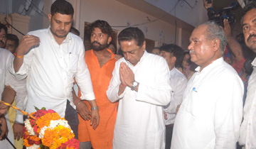 मुख्यमंत्री श्री कमल नाथ ने केन्द्रीय मंत्री श्री नरेन्द्र सिंह तोमर के ग्वालियर निवास पर पहुँचकर उनकी दिवंगत माताजी को श्रद्धांजलि दी।