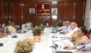 राज्यपाल श्री लालजी टंडन ने राजभवन में कृषि एवं वेटनरी विश्वविद्यालयों के कुलपतियों से किसानों की आमदनी दोगुना करने के बारे में चर्चा की।