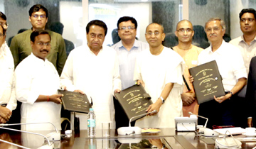 भोपाल और रायसेन जिले के शहरी क्षेत्रों के 35,000 विद्यार्थियों को पोषण आहार उपलब्ध कराने के लिये मुख्यमंत्री श्री कमल नाथ की उपस्थिति में आज मंत्रालय में एच.ई.जी.लि. मंडीदीप और अक्षयपात्र फाउंडेशन और भोपाल एवं रायसेन जिला पंचायतों के बीच एम.ओ.यू. पर हस्ताक्षर हुए।