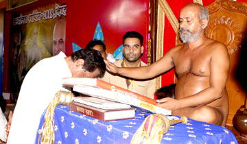 मुख्यमंत्री श्री कमल नाथ ने भिण्ड में जैन मुनि श्री विशुद्ध सागर महाराज जी के सानिध्य में चल रहे अध्यात्मिक पावन वर्षायोग में पहुँचकर मुनिश्री से आशीर्वाद प्राप्त किया।