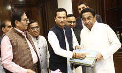 मुख्यमंत्री श्री कमल नाथ को पर्यटन मंत्री श्री सुरेन्द्र सिंह बघेल ने मंत्रालय में प्रथम प्रीविलेज मेम्बर कार्ड भेंट किया।