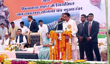 मुख्यमंत्री श्री कमल नाथ ने छिंदवाड़ा में राजा भोज प्रतिमा अनावरण एवं जल वितरण व्यवस्था के शुभारंभ समारोह को संबोधित किया।