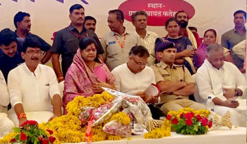 महिला एवं बाल विकास मंत्री श्रीमती इमरती देवी और श्रम मंत्री श्री महेंद्र सिंह सिसोदिया ने गुना जिले के ग्राम फतेहगढ़ में "आप की सरकार आपके-द्वार" शिविर में आम जनता की समस्याओं को सुना।