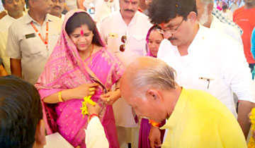 महिला एवं बाल विकास मंत्री श्रीमती इमरती देवी और श्रम मंत्री श्री महेंद्र सिंह सिसोदिया ने गुना जिले के ग्राम फतेहगढ़ में "आप की सरकार आपके-द्वार" शिविर में आम जनता की समस्याओं को सुना।