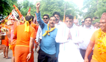 जनसम्पर्क मंत्री श्री पी.सी. शर्मा नेपाली समाज की काँवड़ यात्रा में शामिल हुए।