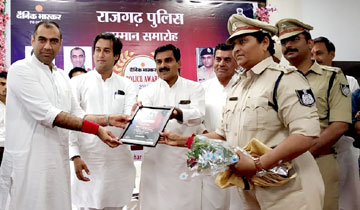नगरीय विकास एवं आवास मंत्री तथा राजगढ़ जिला प्रभारी मंत्री श्री जयवर्धन सिंह और ऊर्जा मंत्री श्री प्रियव्रत सिंह ने राजगढ़ के पुलिस अधिकारियों को सम्मानित किया।