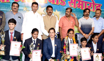खेल मंत्री श्री जीतू पटवारी इंदौर में मालवा खेल अवार्ड समारोह में शामिल हुए।