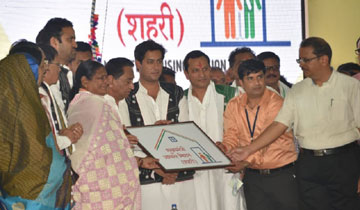 मुख्यमंत्री श्री कमल नाथ ने झाबुआ में मुख्यमंत्री आवास मिशन (शहरी) के हितग्राहियों को प्रमाण-पत्र वितरित किये।