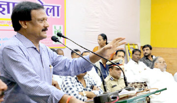 लोक निर्माण मंत्री श्री सज्जन सिंह वर्मा ने देवास में कृषि विज्ञान मेले को सम्बोधित किया।