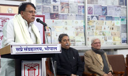 जनसम्पर्क मंत्री श्री पी.सी. शर्मा ने माधवराव सप्रे समाचार पत्र संग्रहालय एवं शोध संस्थान में पत्रकारिता जगत की उत्कृष्ट विधाओं को सम्मानित किया।