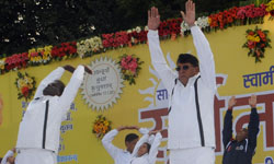 जनसम्पर्क एवं विधि विधायी मंत्री श्री पी.सी. शर्मा और स्कूल शिक्षा मंत्री डॉ. प्रभुराम चौधरी युवा दिवस पर हुए सूर्य नमस्कार कार्यक्रम में शामिल हुए।