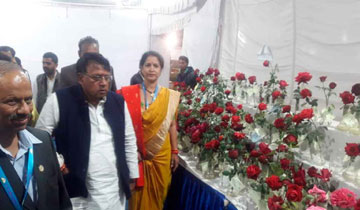 जनसम्पर्क मंत्री श्री पी.सी. शर्मा ने गुलाब उद्यान में गुलाब प्रदर्शनी का अवलोकन किया।