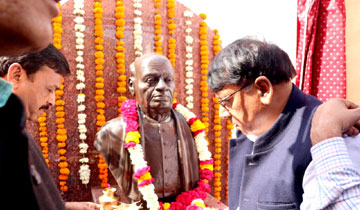 जनसम्पर्क मंत्री श्री पी.सी. शर्मा ने जवाहर चौक पर लौह पुरूष सरदार वल्लभ भाई पटेल की प्रतिमा का अनावरण किया।