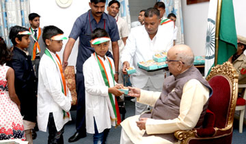 राज्यपाल श्री लालजी टंडन ने स्वतंत्रता दिवस पर राजभवन में बच्चों को टॉफी और मिठाई वितरित की।