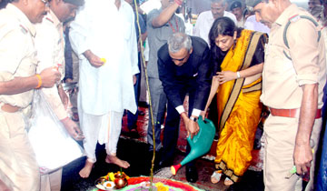मुख्य सचिव श्री एस.आर. मोहंती ने स्वतंत्रता दिवस पर मंत्रालय के पास सरदार पटेल पार्क में पौध-रोपण किया।