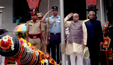 राज्यपाल श्री लालजी टंडन ने स्वतंत्रता दिवस पर राजभवन में किया ध्वजारोहण।
