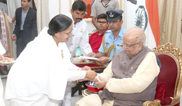 राज्यपाल श्री लालजी टंडन को रक्षा-बंधन पर्व पर राजभवन पहुँची विभिन्न समुदाय की माताओं-बहनों, बेटियों ने राखी बाँधीं।