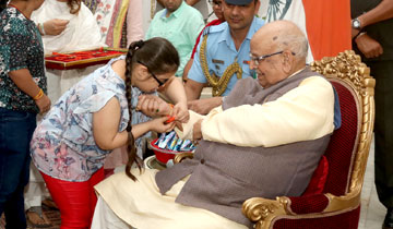 राज्यपाल श्री लालजी टंडन को रक्षा-बंधन पर्व पर राजभवन पहुँची विभिन्न समुदाय की माताओं-बहनों, बेटियों ने राखी बाँधीं।