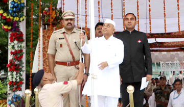 सहकारिता, संसदीय कार्य और सामान्य प्रशासन मंत्री श्री गोविन्द सिंह ने स्वतंत्रता दिवस पर भिण्ड में ध्वजारोहण किया और परेड की सलामी ली।