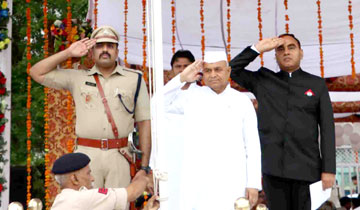 सहकारिता, संसदीय कार्य और सामान्य प्रशासन मंत्री श्री गोविन्द सिंह ने स्वतंत्रता दिवस पर भिण्ड में ध्वजारोहण किया और परेड की सलामी ली।
