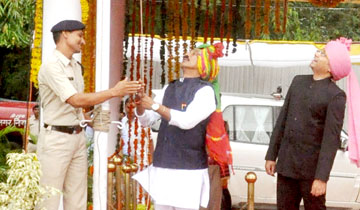 लोक स्वास्य्र एवं परिवार कल्याण मंत्री श्री तुलसी सिलावट ने इंदौर में ध्वजारोहण किया।