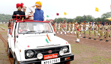 पशुपालन मंत्री श्री लाखन सिंह यादव ने ग्वालियर में ध्वजारोहण कर परेड का निरीक्षण किया।