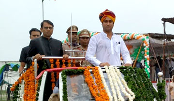 नगरीय विकास एवं आवास मंत्री श्री जयवर्द्धन सिंह ने आगर-मालवा में ध्वजारोहण किया और परेड का निरीक्षण किया।