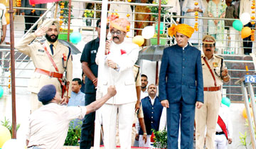 विधानसभा अध्यक्ष श्री एन.पी. प्रजापति ने नरसिंहपुर जिला मुख्यालय पर ध्वजारोहण किया।