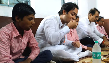 नगरीय विकास एवं आवास मंत्री श्री जयवर्धन सिंहने आगरमालवा जिले के शासकीय माध्यमिक विद्यालय नरवल में बच्चों के साथ मध्यान्हभोजन किया।