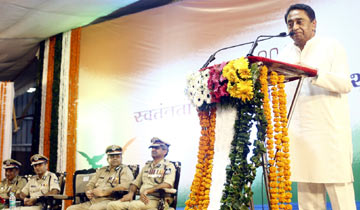 मुख्यमंत्री श्री कमल नाथ ने मुख्यमंत्री निवास में पुलिस अलंकरण से सम्मानित पुलिस कर्मियों और उनके परिजनों को संबोधित किया।