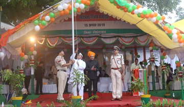 जनसंपर्क मंत्री श्री पी.सी.शर्मा ने स्वतंत्रता दिवस पर होशगाबाद जिला मुख्यालय पर किया ध्वजारोहण किया।