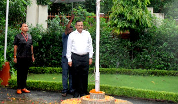 राज्य निर्वाचन आयुक्त श्री बी.पी. सिंह ने स्वतंत्रता दिवस पर निर्वाचन सदन में ध्वजारोहण किया।
