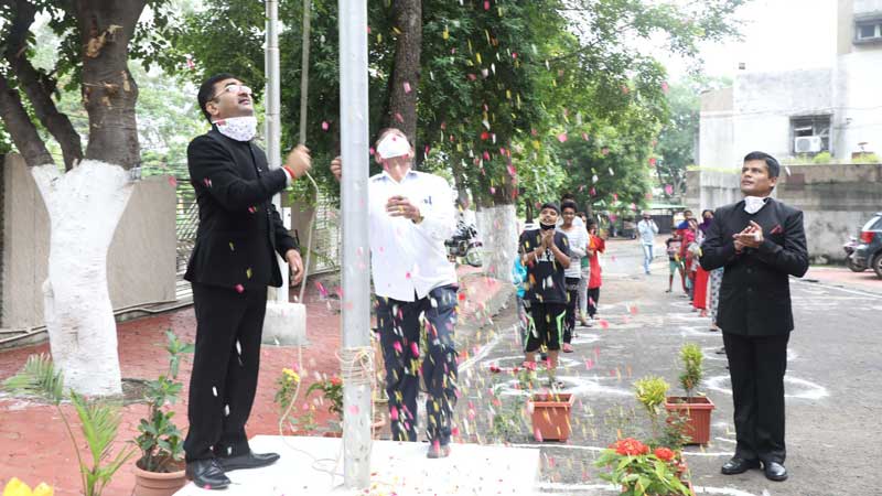 आयुक्त जनसम्पर्क डॉ. सुदाम खाड़े ने स्वतंत्रता दिवस पर जनसम्पर्क संचालनालय में ध्वजारोहण किया। इस मौके पर  संचालक जनसंपर्क श्री आशुतोष प्रताप सिंह भी उपस्थित थे।