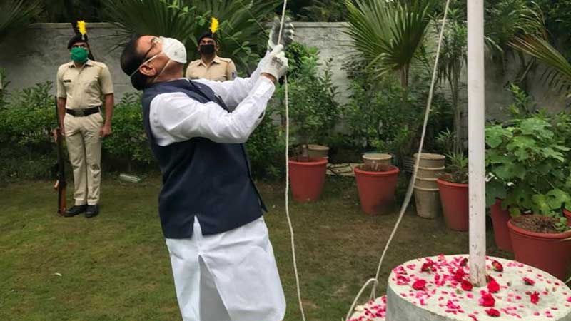 नगरीय विकास एवं आवास मंत्री श्री भूपेन्द्र सिंह ने स्वतंत्रता दिवस पर भोपाल में अपने बंगले में ध्वजारोहण किया।