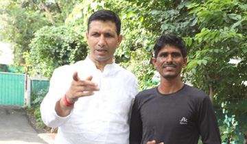 खेल मंत्री श्री जीतू पटवारी से भोपाल में शिवपुरी जिले के ग्रामीण धावक रामेश्वर गुर्जर ने मुलाकात की।