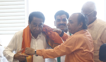 मुख्यमंत्री श्री कमल नाथ को महाकाल मंदिर के पुजारियों ने शाल-श्रीफल से सम्मानित किया और महाकाल का प्रसाद भेंट किया।