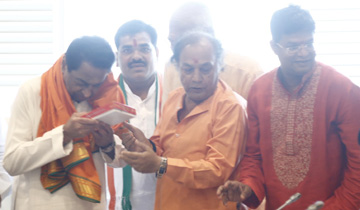 मुख्यमंत्री श्री कमल नाथ को महाकाल मंदिर के पुजारियों ने शाल-श्रीफल से सम्मानित किया और महाकाल का प्रसाद भेंट किया।