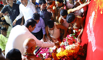मुख्यमंत्री श्री कमल नाथ ने उज्जैन में भगवान श्री महाकालेश्वर की पाँचवीं सवारी के सभामंडप में पहुँचकर पूजा-अर्चना की।