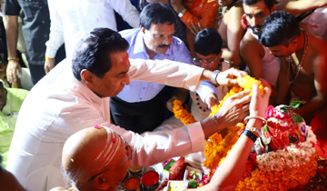मुख्यमंत्री श्री कमल नाथ ने उज्जैन में भगवान श्री महाकालेश्वर की पाँचवीं सवारी के सभामंडप में पहुँचकर पूजा-अर्चना की।