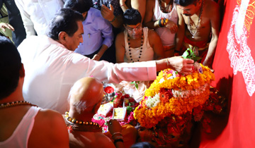 मुख्यमंत्री श्री कमल नाथ ने उज्जैन में भगवान श्री महाकालेश्वर की पाँचवीं सवारी के सभामंडप में पहुँचकर पूजा-अर्चना की।