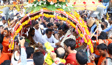 मुख्यमंत्री श्री कमल नाथ ने उज्जैन में भगवान श्री महाकालेश्वर की पाँचवी सवारी के सभामंडप में पहुँचकर पूजा-अर्चना की और सवारी को भ्रमण के लिए कन्धा दिया।
