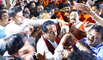 मुख्यमंत्री श्री कमल नाथ ने उज्जैन में भगवान श्री महाकालेश्वर की पाँचवी सवारी के सभामंडप में पहुँचकर पूजा-अर्चना की और सवारी को भ्रमण के लिए कन्धा दिया।