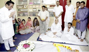 मुख्यमंत्री श्री कमल नाथ ने पूर्व मुख्यमंत्री श्री बाबूलाल गौर के निवास पहुँचकर उनके पार्थिव शरीर पर पुष्प-चक्र अर्पित कर उन्हें श्रद्धांजलि दी और उनके परिजनों को सांत्वना प्रदान की।