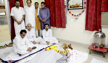 मुख्यमंत्री श्री कमल नाथ ने पूर्व मुख्यमंत्री श्री बाबूलाल गौर के निवास पहुँचकर उनके पार्थिव शरीर पर पुष्प-चक्र अर्पित कर उन्हें श्रद्धांजलि दी और उनके परिजनों को सांत्वना प्रदान की।