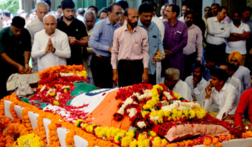 सामान्य प्रशासन मंत्री डॉ. गोविंद सिंह ने पूर्व मुख्यमंत्री श्री बाबूलाल गौर के निधन पर उन्हे श्रद्धांजलि अर्पित की।