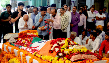 सामान्य प्रशासन मंत्री डॉ. गोविंद सिंह ने पूर्व मुख्यमंत्री श्री बाबूलाल गौर के निधन पर उन्हे श्रद्धांजलि अर्पित की।