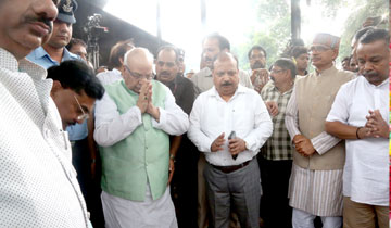राज्यपाल श्री लालजी टंडन ने भोपाल के सुभाष नगर विश्राम घाट पहुँचकर प्रदेश के पूर्व मुख्यमंत्री स्वर्गीय श्री बाबूलाल गौर को भावभीनी अंतिम विदाई दी।